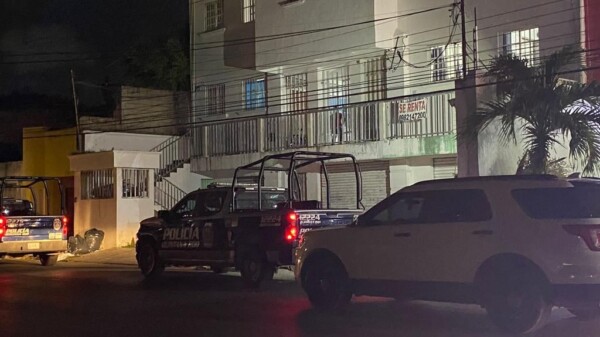 En Cancún catean casas de seguridad en busca de líder criminal.