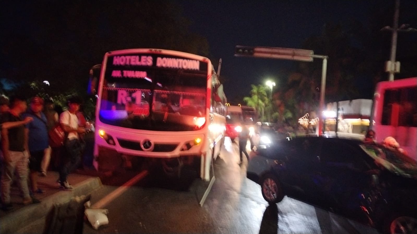 Fuerte choque en la Zona Hotelera de Cancún; conductor de un autobús de Maya Caribe impacta a un auto particular a la altura del km 3.5.