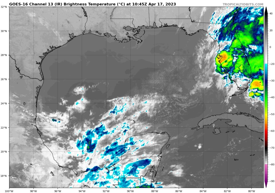 Pronóstico del clima para hoy lunes 17 de abril 2023 en Quintana Roo; cielo medio nublado a nublado durante el día, con lluvias muy fuertes.