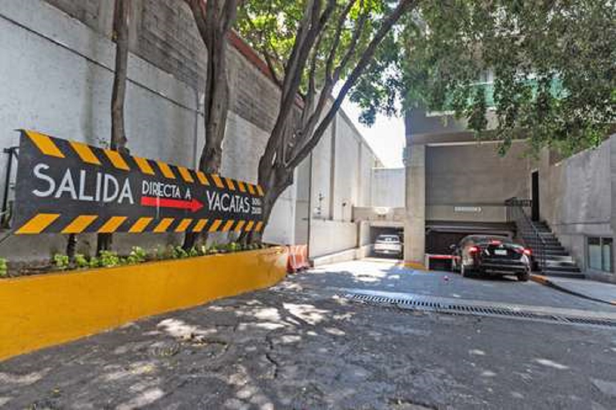 El desarrollo de departamentos City Towers “privatizó la calle Yácatas para construir su estacionamiento, sin que la alcaldía lo impidiera”.