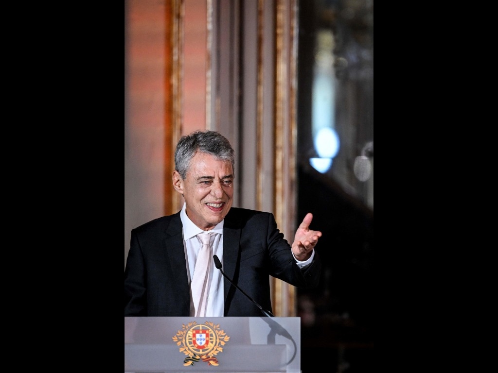 El galardón corresponde a la edición de 2019; sin embargo, el entonces primer mandatario, Jair Bolsonaro, se negó a hacer oficial el reconocimiento. “Me reconforta que el ex presidente haya tenido la gran fineza de no manchar mi premio”, ironizó Chico Buarque ayer en la ceremonia de entrega, en Sintra, Portugal. 