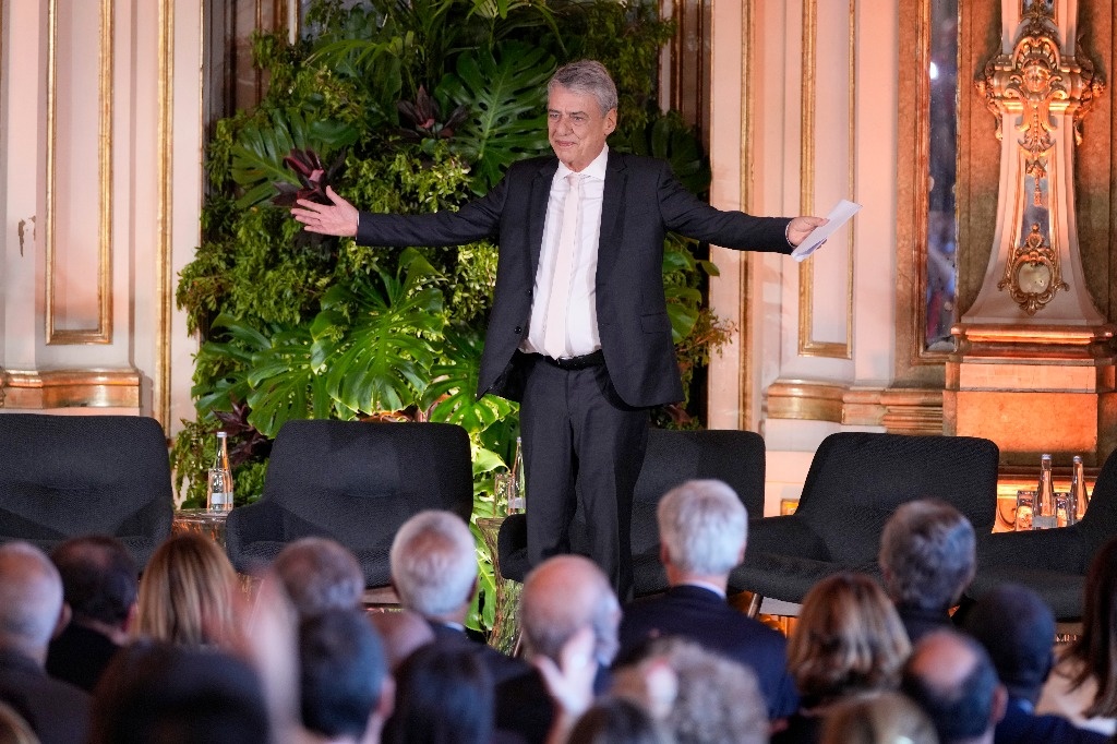 El creador brasileño recibió el galardón en el Palacio de Queluz, ubicado en una población cercana a Lisboa, Portugal. Sobre la premiación, Pilar del Río, viuda del Nobel José Saramago, expresó: “la noche oscura ha sido vencida, la libertad y la democracia desprenden hoy aroma de romero”. 