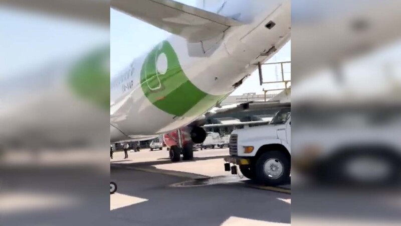 Camión choca con avión en Aeropuerto de Guadalajara