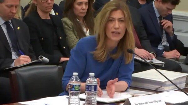 Fustigan legisladores de EU a directora de DEA por “moches”