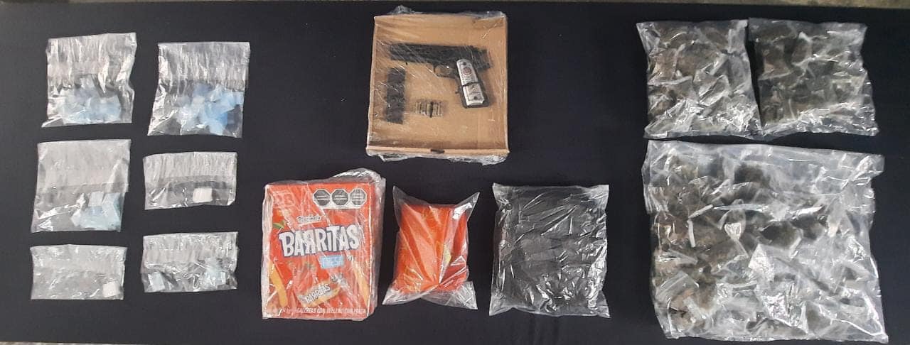 Detienen a trío de narcomenudistas en una obra en la Huayacán; les decomisaron más de 200 dosis de drogas y un arma de fuego.