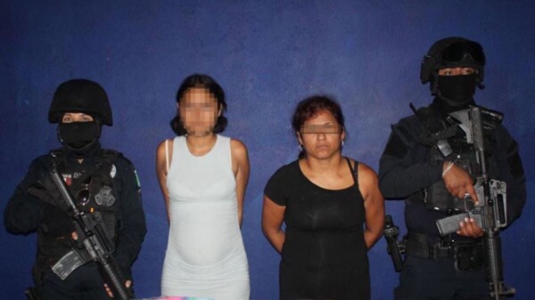 Detienen a dos mujeres con drogas y armadas en la Sm 253 de Cancún.