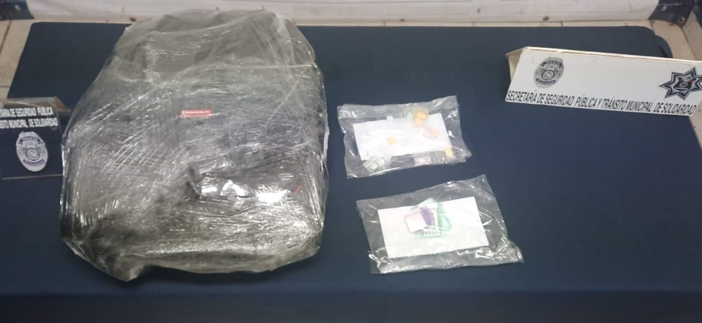 En Playa del Carmen detienen a una joven en posesión de drogas; en otro hecho fue decomisada una mochila abandonada con narcóticos.