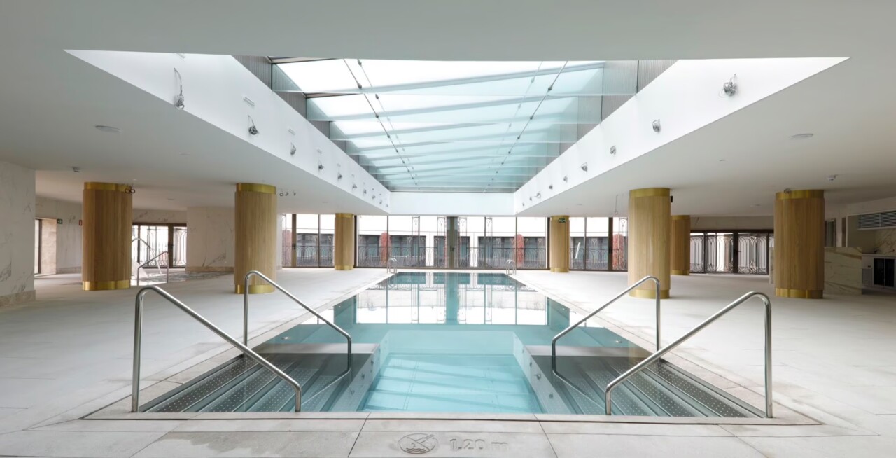 Piscina cubierta ubicada en la octava planta del Centro Canalejas, donde tiene un piso de mega lujo el abogado Juan Ramón Collado.