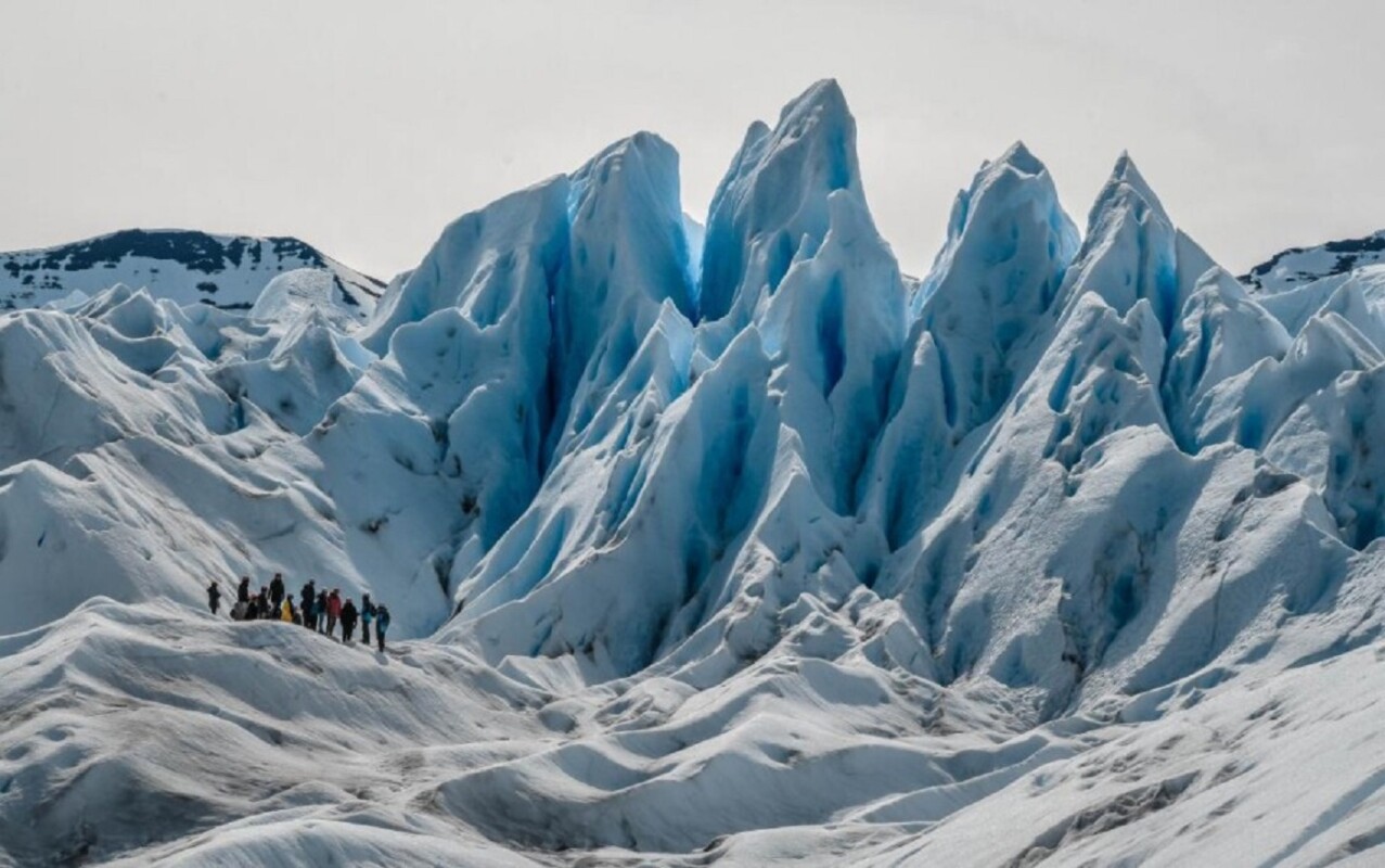 Exploradores sobre el glaciar Perito Moreno, en la Patagonia argentina. Los glaciares en todo el mundo se derriten debido al constante aumento de la temperatura en la atmósfera, lo que incrementa el nivel del mar e incide en fenómenos climatológicos extremos, como inundaciones, sequías y olas de calor. Foto: Bruce Raup/Nsidc