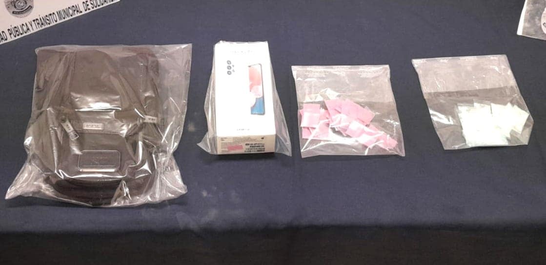 Detienen a extranjero con drogas en el Muelle Fiscal de Playa del Carmen; a Lawrence “N”, originario de EU, le decomisaron cocaína y “tusi”.