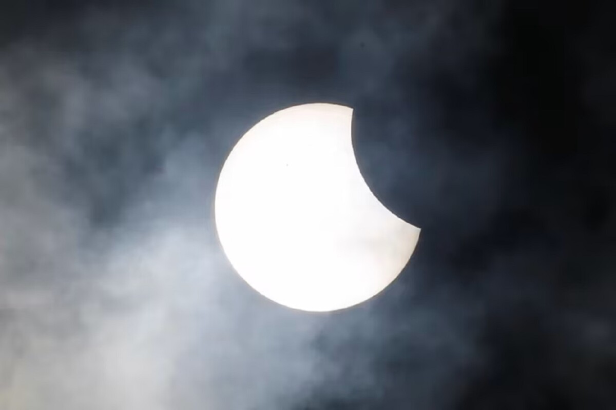 En la capital de Indonesia, cientos de personas acudieron al Planetario de Yakarta para ver el eclipse que quedó oculto por las nubes. 