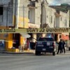 Asesinan a balazos a una mujer en negocio de Cancún