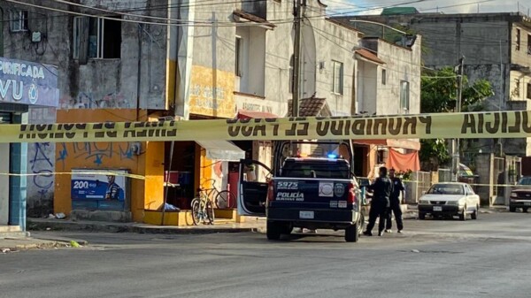 Asesinan a balazos a una mujer en negocio de Cancún
