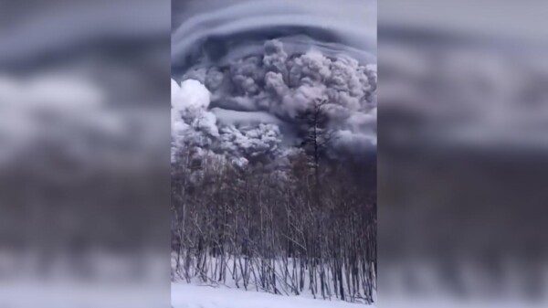 Entra en erupción volcán en Rusia