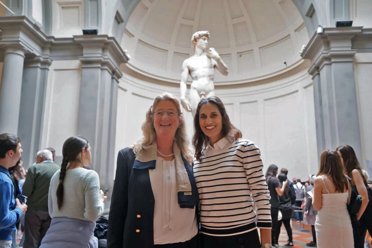 Esta imagen, proporcionada por la Galleria dell’Accademia de Florencia muestra a la exdirectora de la Escuela Clásica de Tallahassee, Florida, Hope Carrasquilla (derecha), posando con Cecilie Hollberg, la directora del museo, delante del David de Miguel Ángel, en Florencia, Italia, el 28 de abril de 2023. 