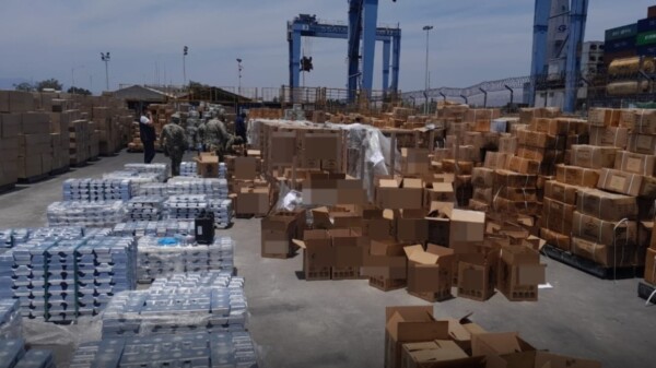 Aseguran 8 mil 640 kilos de metanfetaminas en botellas de tequila.