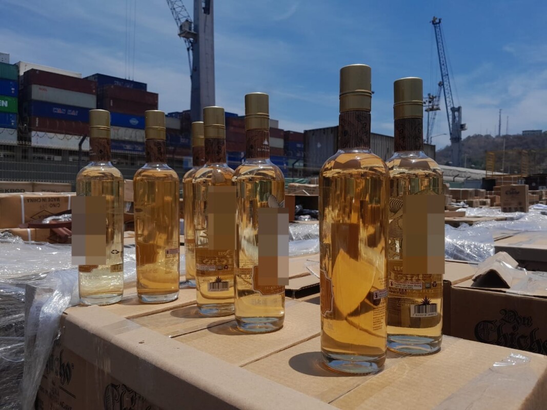 Aseguran 8 mil 640 kilos de metanfetaminas en botellas de tequila; la droga estaba contenida en 11 mil 520 botellas en la Aduana de Manzanillo.