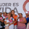 Entrega mano en mano Mara Lezama tarjetas “Mujer es Vida”