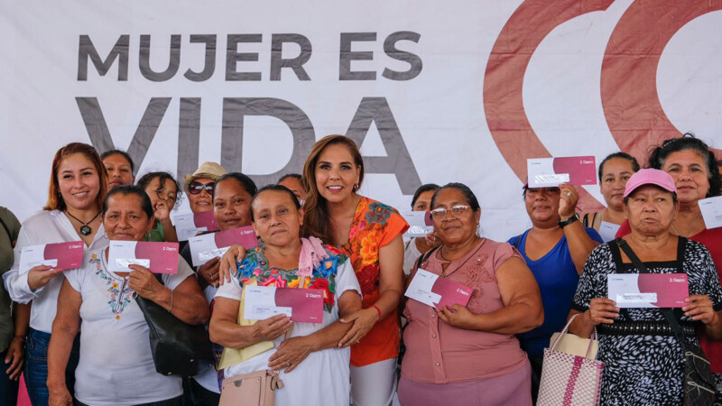 Entrega mano en mano Mara Lezama tarjetas “Mujer es Vida”