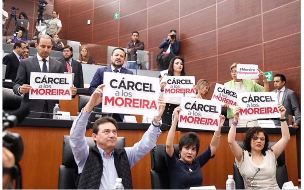 La doble moral del PAN, en la imagen se aprecia al hoy dirigente nacional del PAN, Marko Cortés y a la prima de Margarita Zavala, Mariana Gómez del Campo, "muy combativos" sosteniendo su cartel de "Cárcel a los Moreira", hoy ya se les olvidó. 