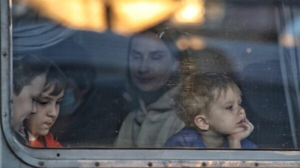 Regresan a 31 niños a Ucrania tras ser llevados ilegalmente a Rusia