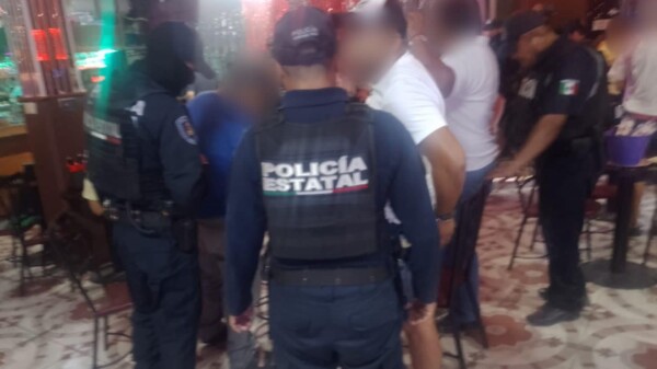 Realizan operativo en bares y antros de Playa del Carmen.