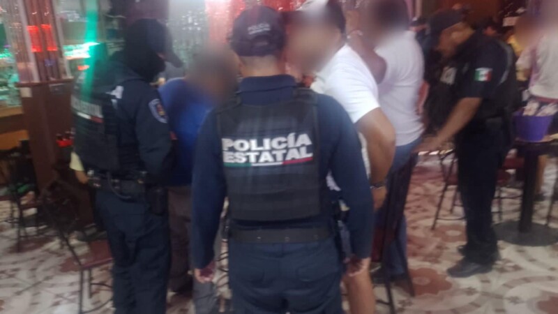 Realizan operativo en bares y antros de Playa del Carmen.