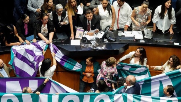 Morena se le rebela a Monreal y vota contra el pacto para el INAI