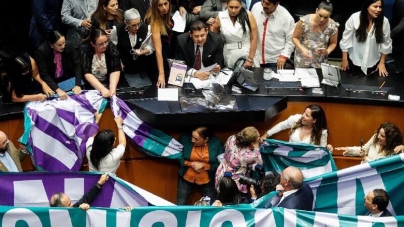 Morena se le rebela a Monreal y vota contra el pacto para el INAI