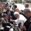 “¡Sigo vivo!”, bromea papa Francisco al salir del hospital