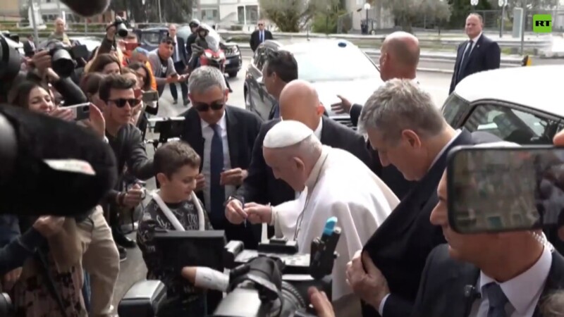 “¡Sigo vivo!”, bromea papa Francisco al salir del hospital