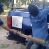 Exhiben a policías de Sinaloa "tableando" a un ciudadano