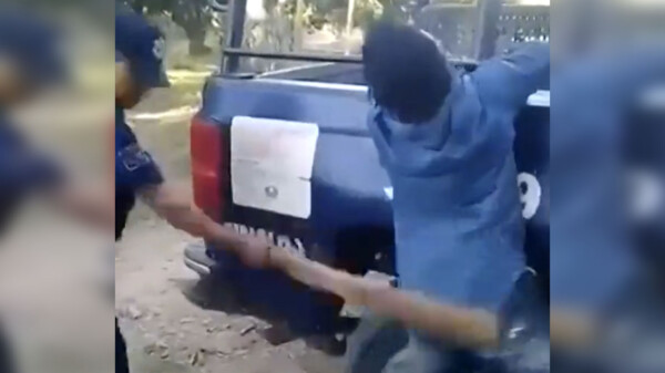 Exhiben a policías de Sinaloa "tableando" a un ciudadano