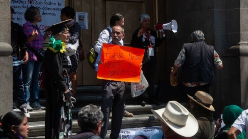 Refuerzan plantón en la Corte, piden renuncia de Norma Piña