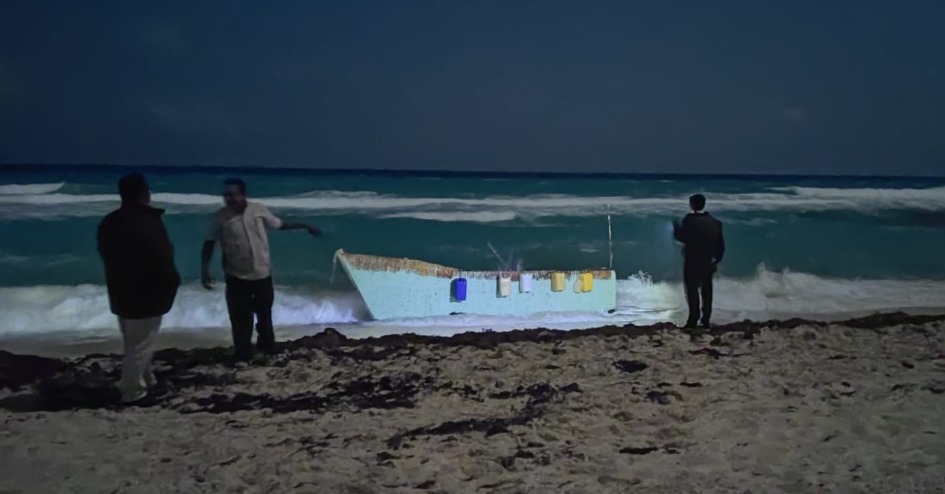 Recala grupo de balseros cubanos en una playa de Cancún; la embarcación hechiza arribó a la zona de San Miguelito durante la mañana de hoy.