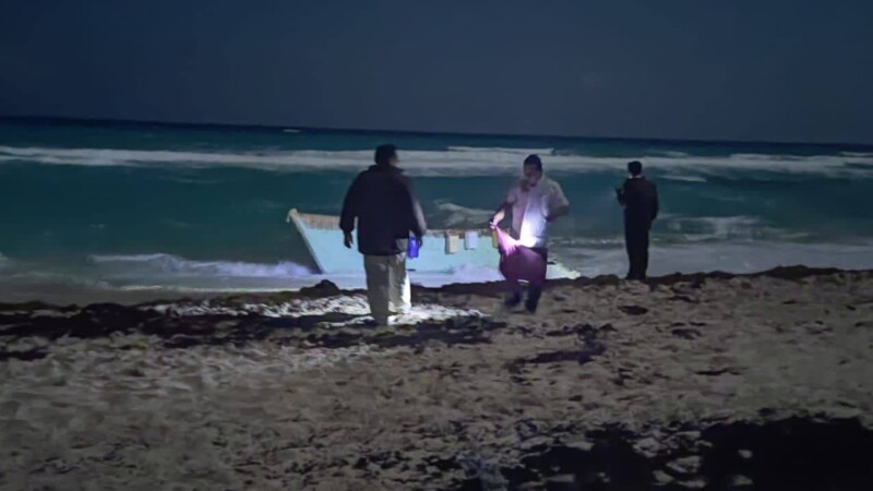 Recala grupo de balseros cubanos en una playa de Cancún.