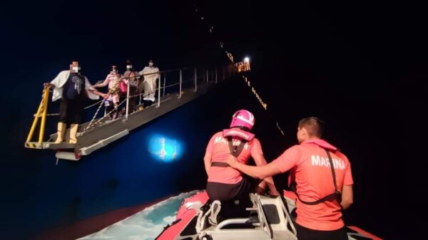 Rescata la Marina a náufragos extranjeros en aguas de Quintana Roo.