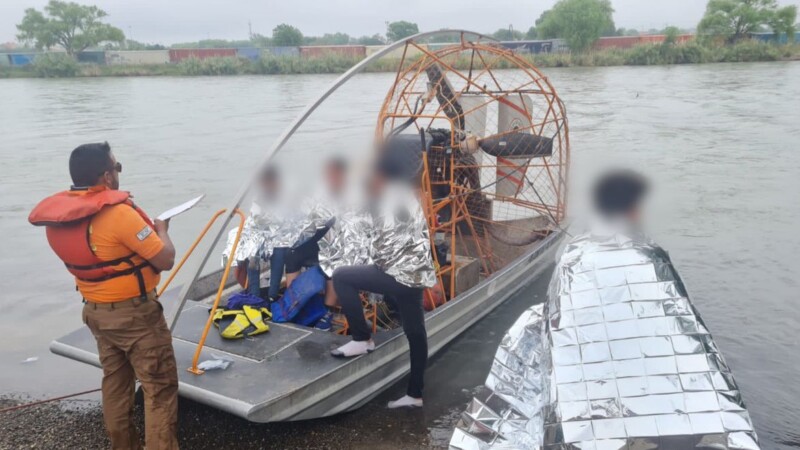 Rescatan a embarazada y a tres niños en el río Bravo.