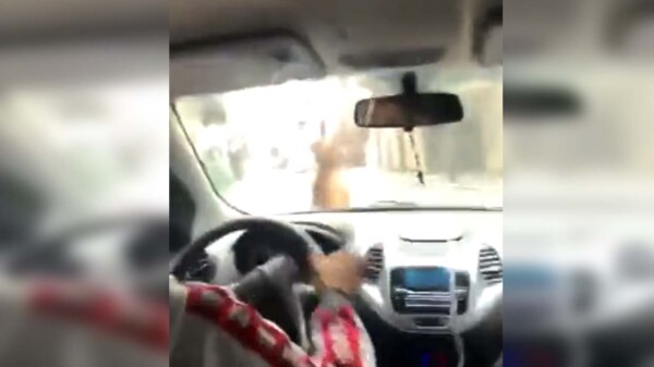 Chofer de Uber con todo y pasajero arrolla a su asaltante