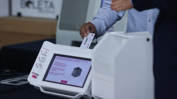 Presentan 2 modelos de urnas electrónicas para el Edomex