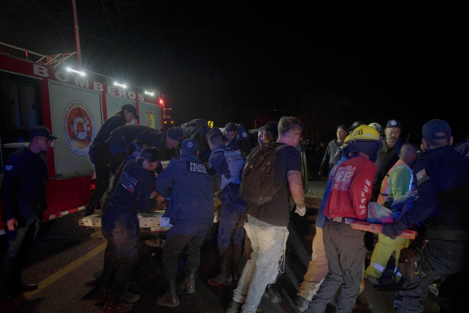 Deja 18 muertos volcadura de autobús turístico en Nayarit; las víctimas, todos turistas, se dirigían a Guayabitos.