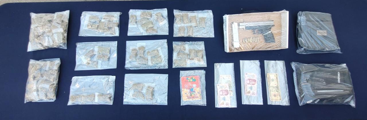 Desmantelan narcobanda que operaba en playa Delfines de Cancún; les decomisaron un arma .9 mm y varias dosis de marihuana.