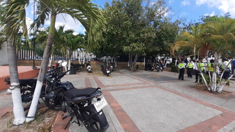 Liberan IMSS de la avenida Portillo de motocicletas mal estacionadas.