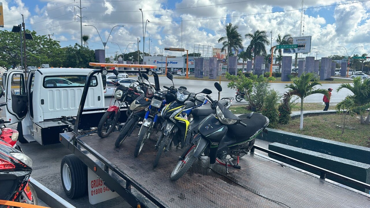 Liberan IMSS de la Portillo de motocicletas mal estacionadas; fortalece Tránsito Municipal respeto al uso de áreas exclusivas para el peatón.