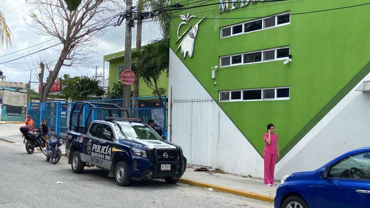 Asaltan con violencia a médica dental en la Supermanzana 209 de Cancún (VIDEO); los delincuentes huyeron en una motocicleta.