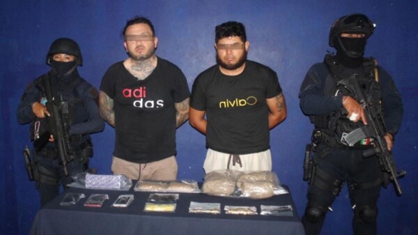 Detienen a dos sujetos con droga den la Supermanzana 58 de Cancún.