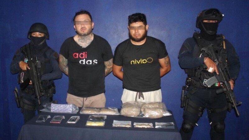 Detienen a dos sujetos con droga den la Supermanzana 58 de Cancún.