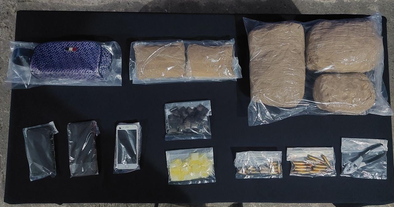 Detienen a dos sujetos con droga den la Supermanzana 58 de Cancún; les decomisaron dos paquetes con marihuana, crack y cartuchos de grueso calibre.