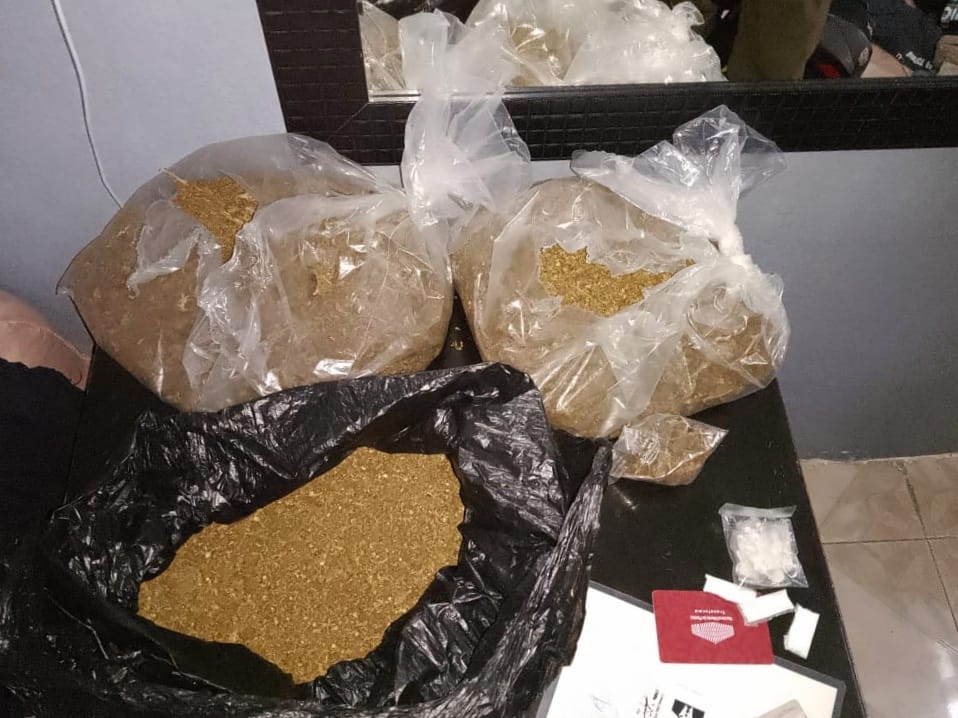 Hallan drogas durante cateo a vivienda en la Supermanzana 95 de Cancún; en el lugar se hallaron dosis de marihuana, cocaína y “piedra”.
