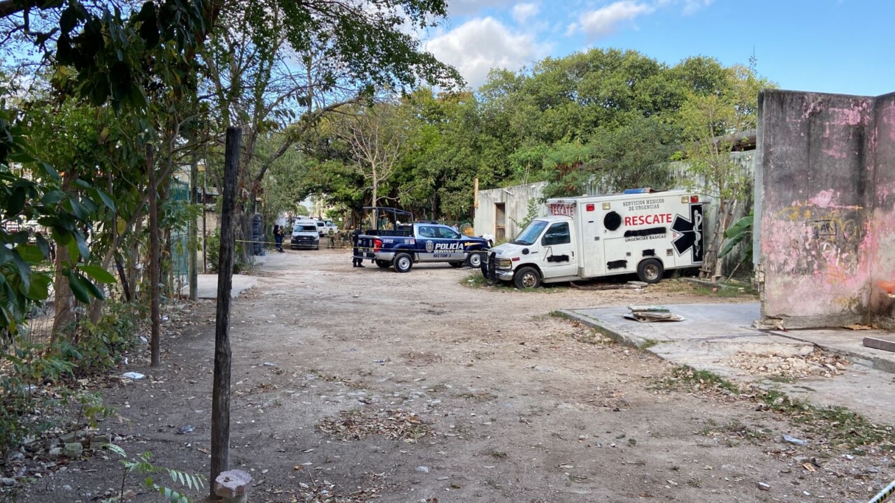 Hallan cuerpo embolsado en la Región 92 de Cancún (VIDEO); locatarios de un mercado hicieron el macabro descubrimiento.